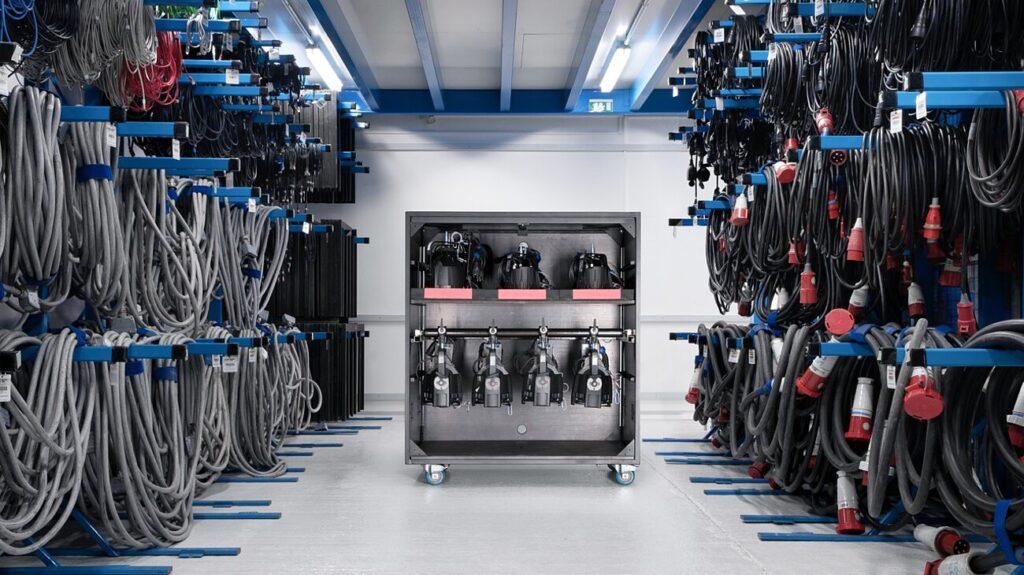 Ein Cargo Cart beladen mit Scheinwerfern und Veranstaltungstechnik im professionellen Kabel- und Techniklager.